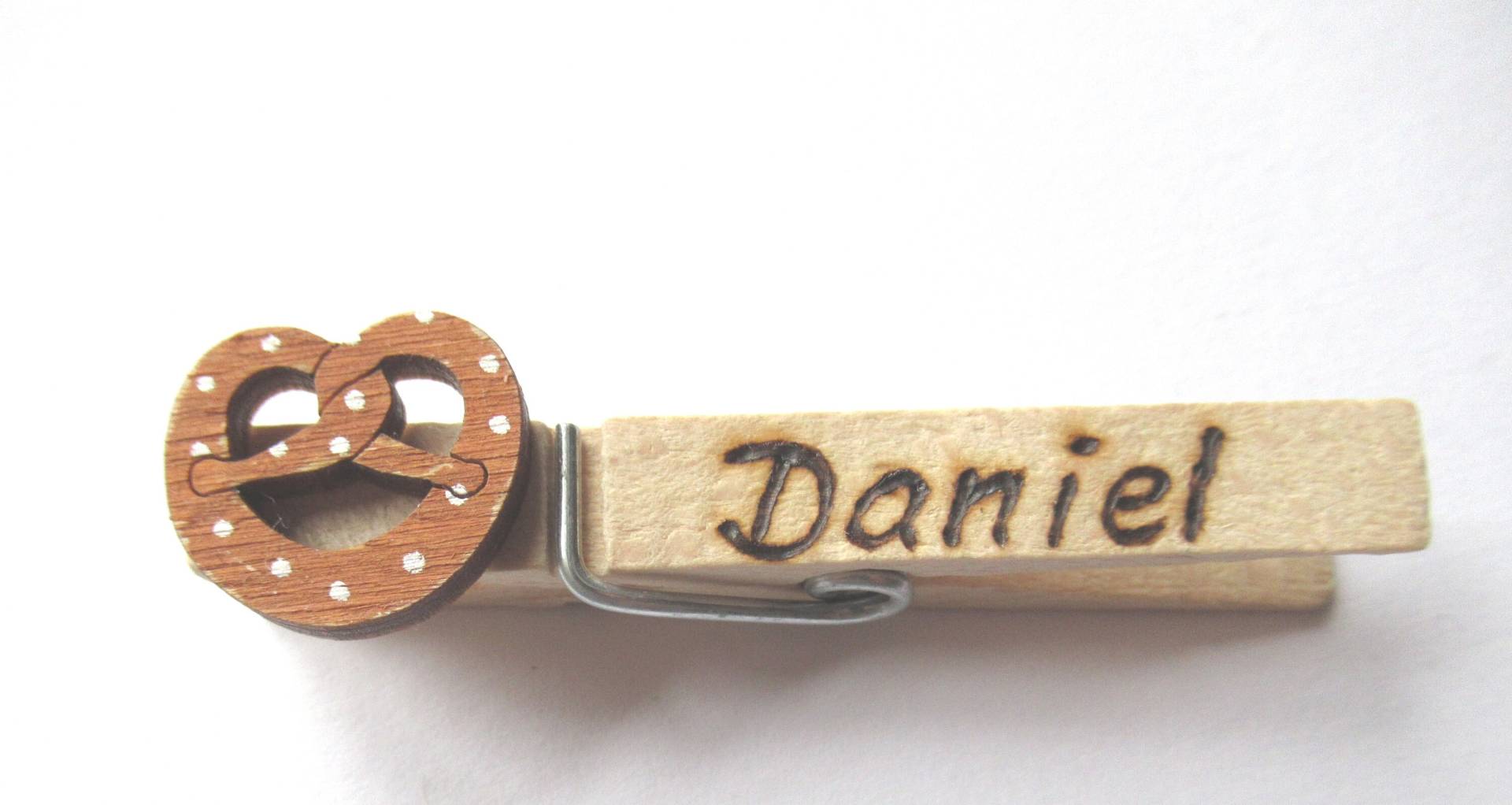 Glubbal - Holzklammer Personalisiert Mit Holzapplikation Breze Daniel Gravur Brandmalerei Oktoberfest Hochzeit Party von DeinGlubberlShop