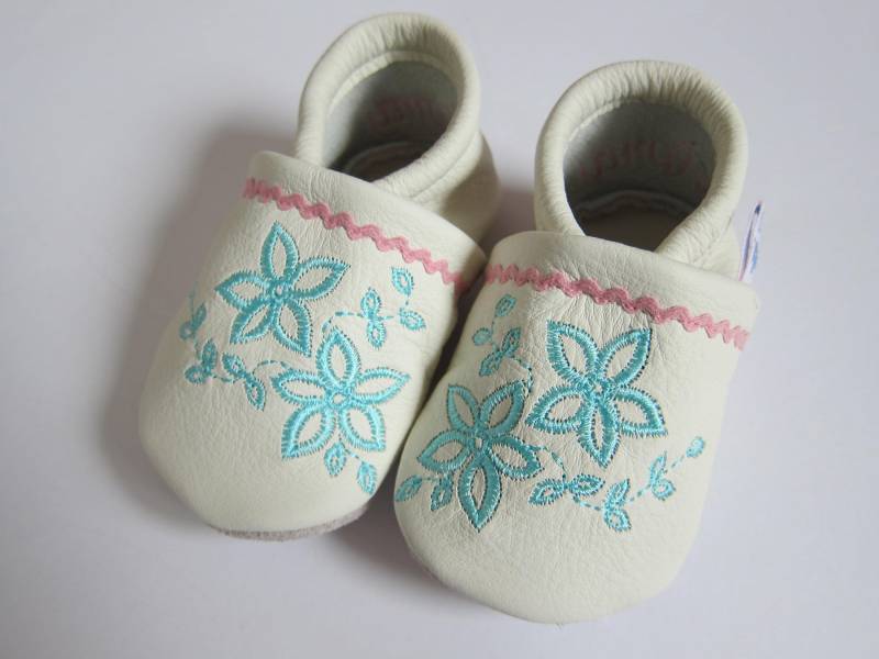 Krabbelschuhe Mit Blumen Und Name Des Kindes Aus Ökoleder, Babyschuhe Als Geschenk Zur Geburt, Taufe Oder Geburtstag, Personalisiert von DeinStreichelzoo