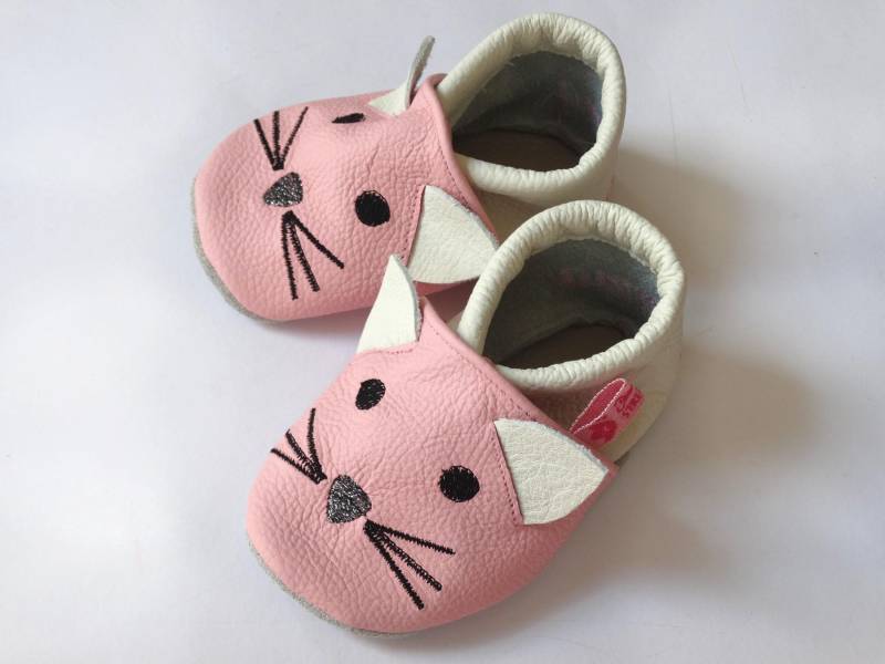 Krabbelschuhe Mit Katze Und Name Des Kindes Aus Ökoleder, Babyschuhe Als Geschenk Zur Geburt, Taufe Oder Geburtstag, Personalisiert von DeinStreichelzoo