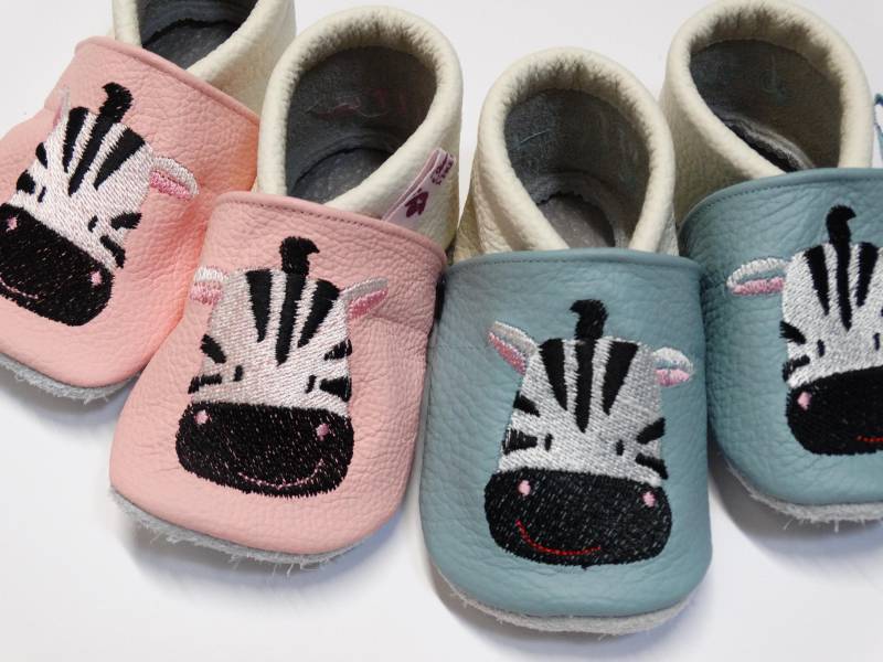 Krabbelschuhe Mit Zebra Und Name Des Kindes Aus Ökoleder, Babyschuhe Als Geschenk Zur Geburt, Taufe Oder Geburtstag, Personalisiert von DeinStreichelzoo