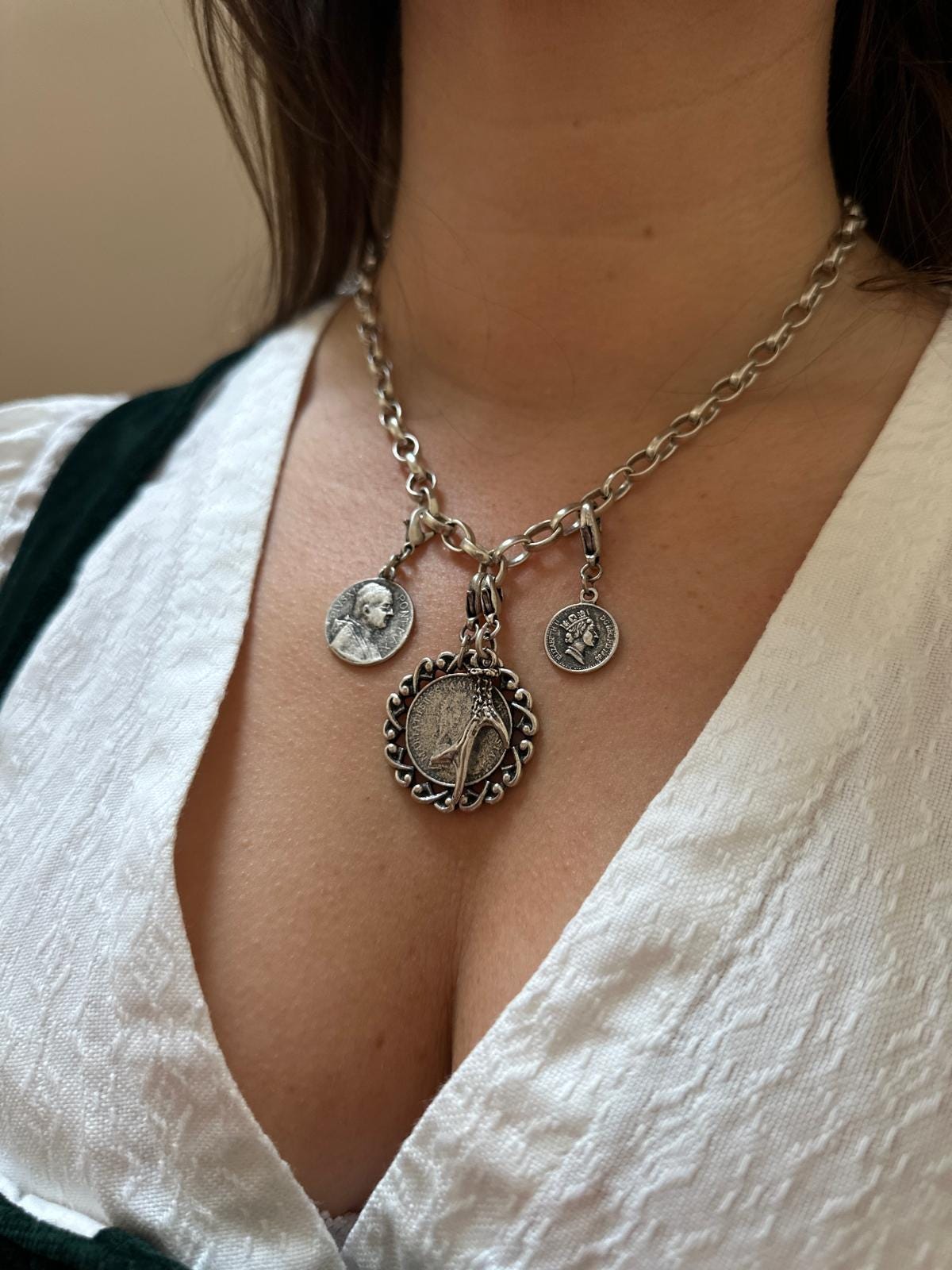 Trachten Kette Mit Vier Anhängern | Dirndl Qualitäts-Schmuck Robust Und Versilbert - Perfektes Accessoire Für Wiesn, Oktoberfest Trachten Kette Mit Vier Anhängern | Dirndl Qualitäts-Schmuck Robust Und Versilbert - Perfektes Accessoire Für Wiesn, Oktoberfest von DeinTrachtenschmuck