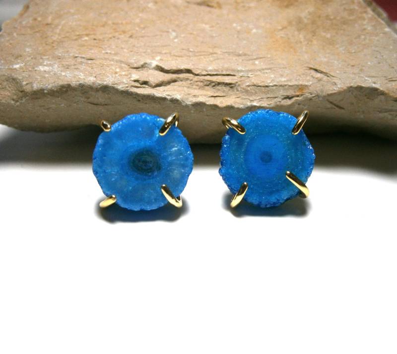 Blaue Achat Rohstein Ohrstecker Ohrringe Aus Runden Achat-Geoden, Echte Edelstein Drusen von DeineSchmuckFreundin