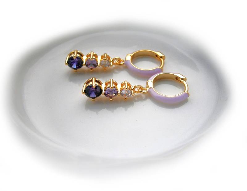Creolen Gold Mit Lila Zirkonia Anhängern Gelbgold Vergoldete Und Emaillierte Ohrringe Cz Edelsteinen Creolen Gold Mit Lila Zirkonia Anhängern Gelbgold Vergoldete Und Emaillierte Ohrringe Cz Edelsteinen von DeineSchmuckFreundin