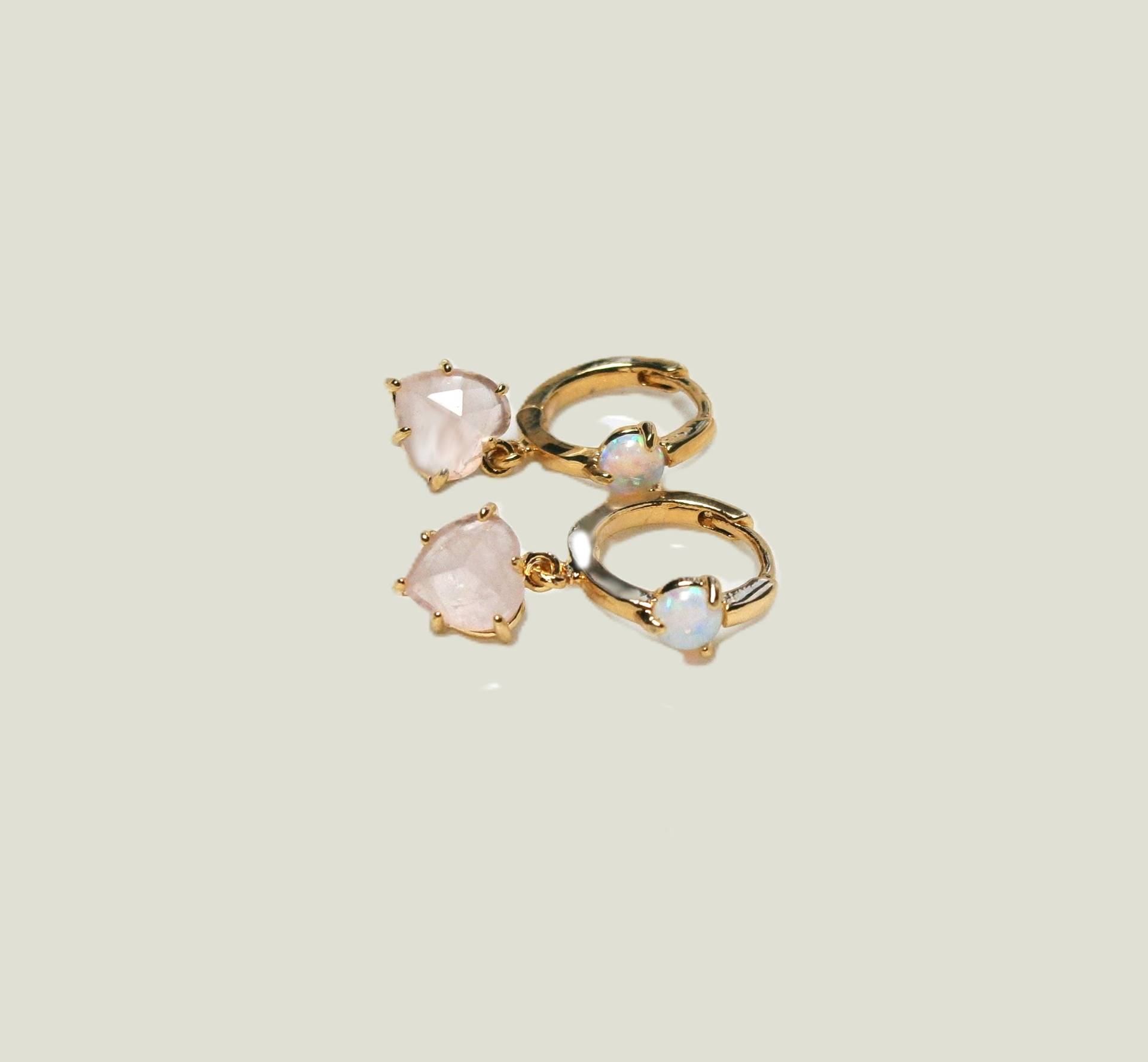 Creolen Gold Mit Opal Und Rosenquarz Herz Oder Rosa Kristall Anhängern Zierliche, Vergoldete Edelstein Ohrringe Creolen Gold Mit Opal Und Rosenquarz Herz Oder Rosa Kristall Anhängern Zierliche, Vergoldete Edelstein Ohrringe von DeineSchmuckFreundin
