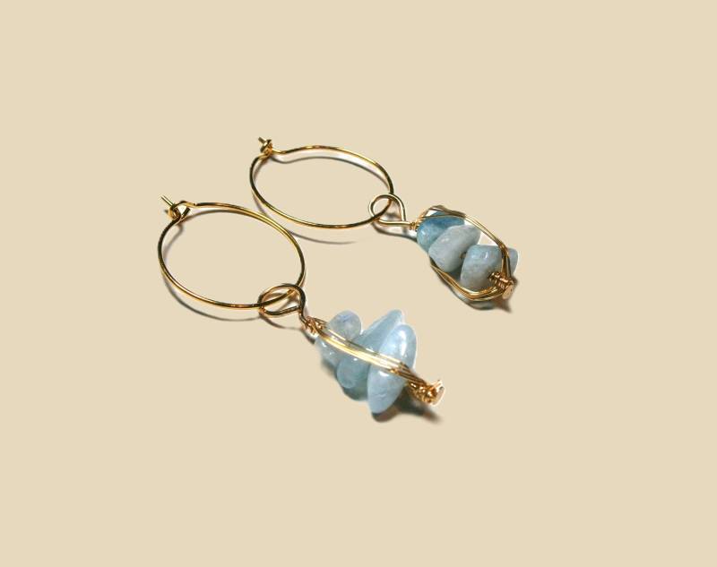 Creolen Mit Aquamarin Anhänger Vergoldete Ohrringe Hellblauen Edelstein Splittern Creolen Mit Aquamarin Anhänger Vergoldete Ohrringe Hellblauen Edelstein Splittern von DeineSchmuckFreundin