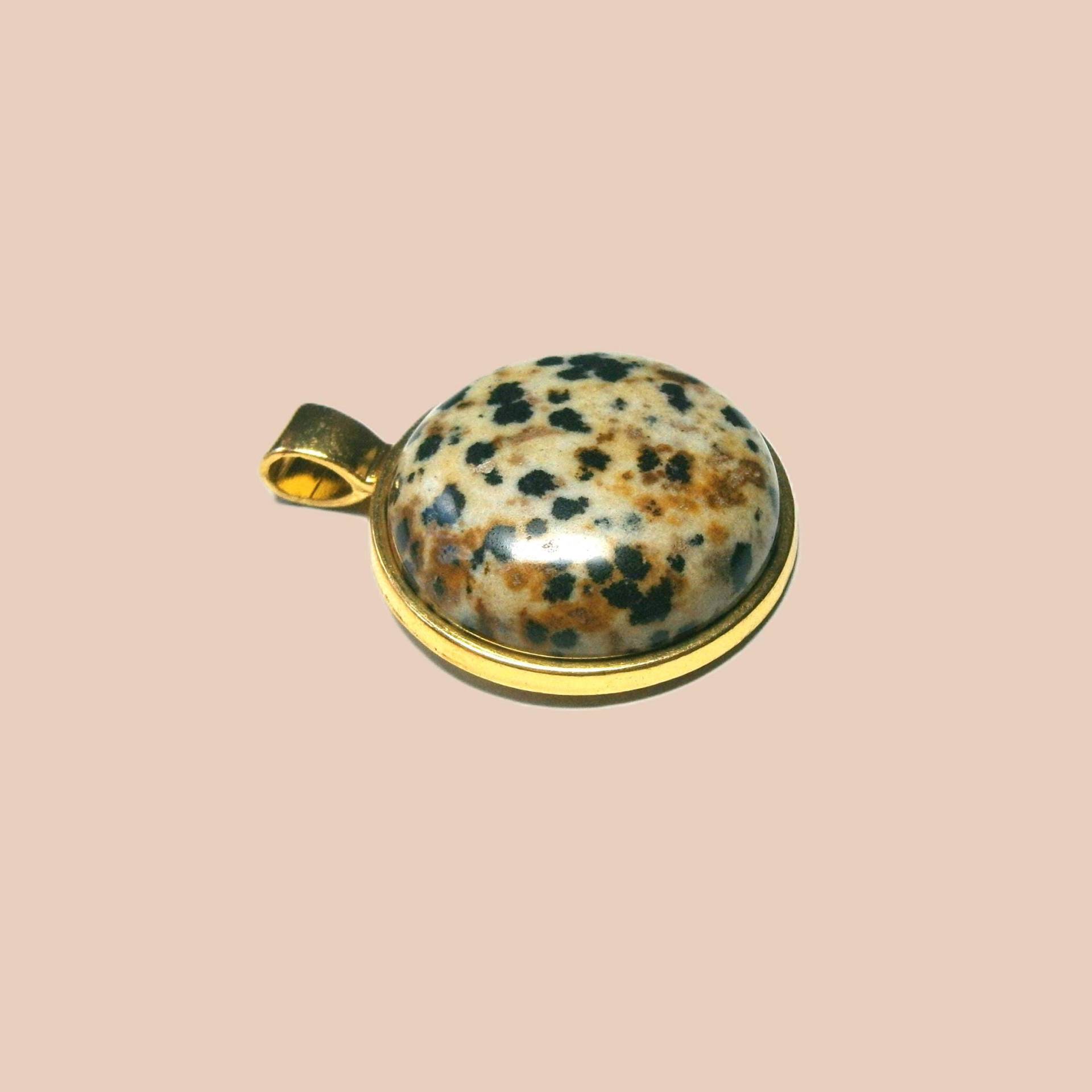 Dalmatiner Jaspis Anhänger Vergoldeter Edelsteinanhänger Mit Rundem Naturstein Cabochon Dalmatiner Jaspis Anhänger Vergoldeter Edelsteinanhänger Mit Rundem Naturstein Cabochon von DeineSchmuckFreundin