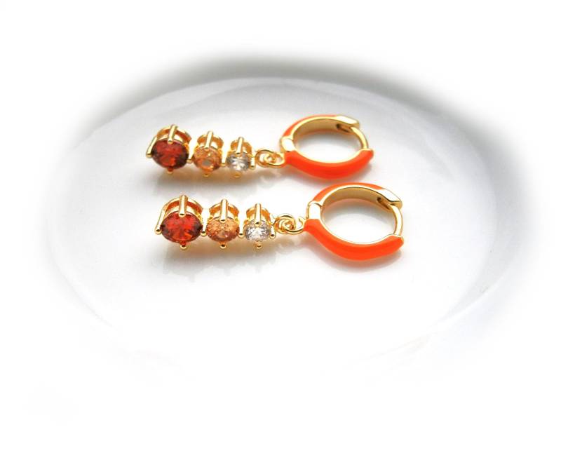 Goldene Creolen Mit Zirkonia Anhängern in Orange Emaillierte Ohrringe Cz Edelsteinen, Hochwertig Vergoldet Goldene Creolen Mit Zirkonia Anhängern in Orange Emaillierte Ohrringe Cz Edelsteinen, Hochwertig Vergoldet von DeineSchmuckFreundin