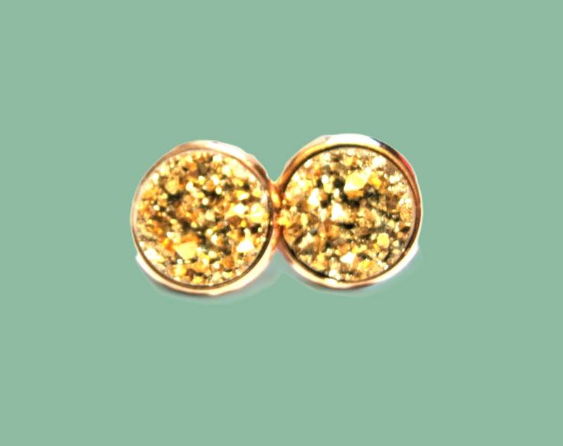 Goldfarbene Ohrringe Oder Ohrstecker, Harz in Druzy Optik, Unisex Ohrschmuck von DeineSchmuckFreundin