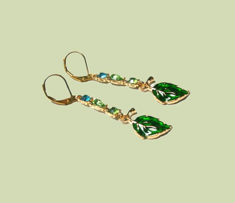 Grüne Kristall Ohrringe Mit Blatt Anhänger, Vergoldete Ohrhänger Kristallanhängern Und Emaillierten Blättern von DeineSchmuckFreundin