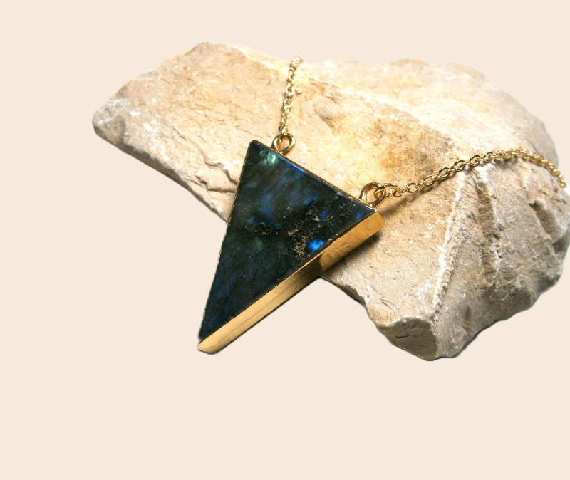 Halskette Labradorit Dreieck Vergoldete Kette Mit Edelstein Anhänger, Labradoritkette Halskette Labradorit Dreieck Vergoldete Kette Mit Edelstein Anhänger, Labradoritkette von DeineSchmuckFreundin