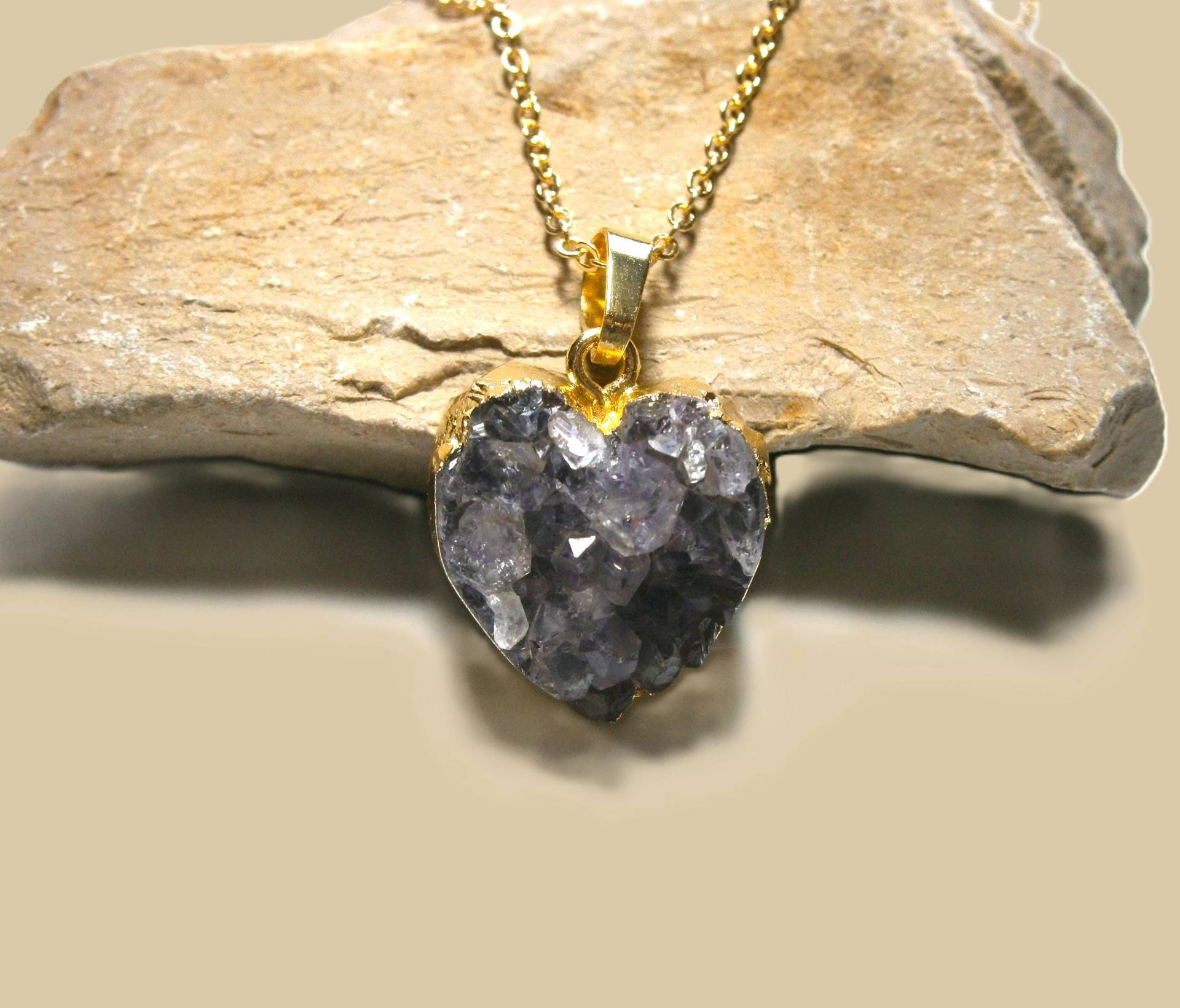 Halskette Mit Amethyst Herz Anhänger Vergoldete Edelstahl Kette Geode in Herzform Kristall Struktur von DeineSchmuckFreundin
