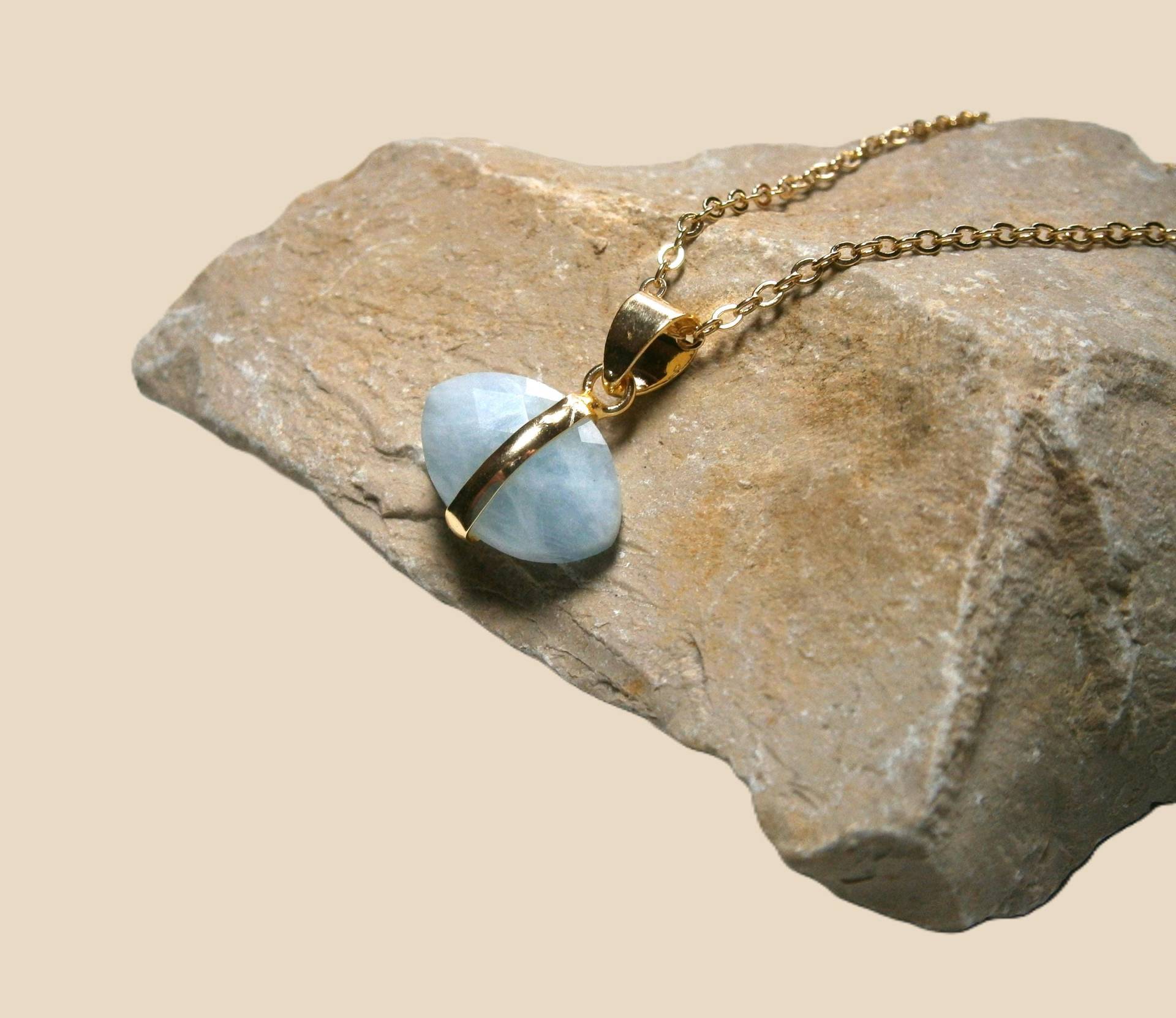 Halskette Mit Aquamarin Oder Rosenquarz Anhänger Vergoldete Edelstahl Kette Edelstein in Navette Form, Hellblau Rosafarben Halskette Mit Aquamarin Oder Rosenquarz Anhänger Vergoldete Edelstahl Kette Edelstein in Navette Form, Hellblau Rosafarben von DeineSchmuckFreundin