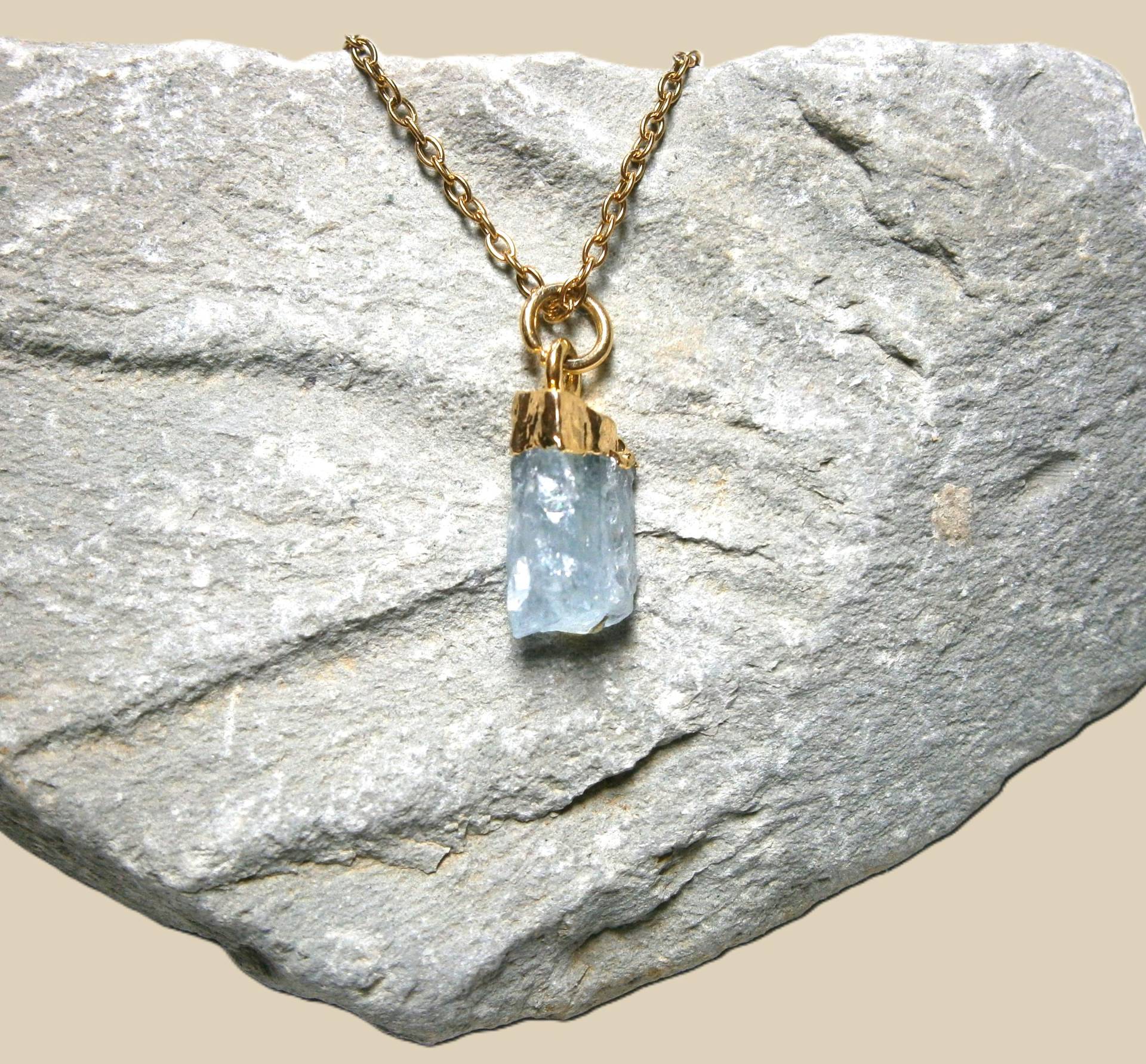 Halskette Mit Aquamarin Rohstein Anhänger Goldene Oder Silberne Edelstahl Kette Hellblauem Edelstein Halskette Mit Aquamarin Rohstein Anhänger Goldene Oder Silberne Edelstahl Kette Hellblauem Edelstein von DeineSchmuckFreundin