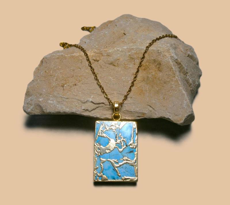 Halskette Mit Blauem Jaspis Anhänger Vergoldete Kette Hellblauem Meeressediment-Jaspis, Edelstein Goldadern, Kintsugi Halskette Mit Blauem Jaspis Anhänger Vergoldete Kette Hellblauem Meeressediment-Jaspis, Edelstein Goldadern, Kintsugi von DeineSchmuckFreundin