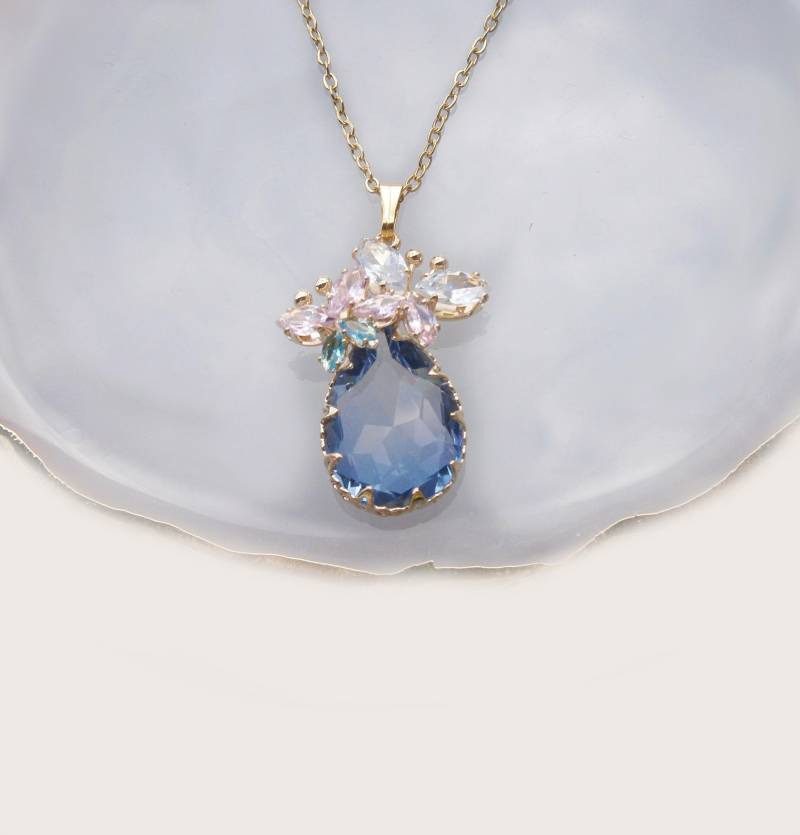Halskette Mit Blauem Kristall Anhänger Vergoldete Edelstahl Kette Zirkonia Schmetterlingen Und Ab Kristallglas Anhänger Halskette Mit Blauem Kristall Anhänger Vergoldete Edelstahl Kette Zirkonia Schmetterlingen Und Ab Kristallglas Anhänger von DeineSchmuckFreundin