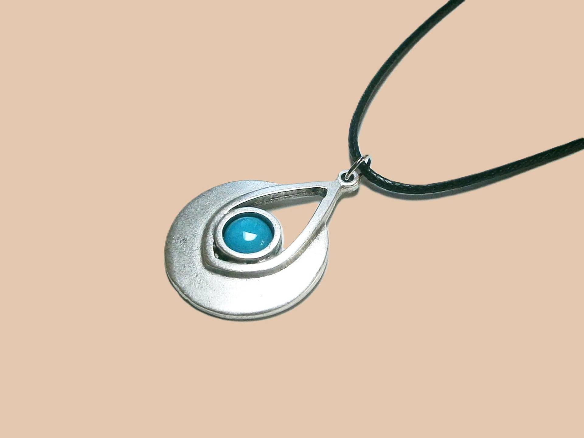 Halskette Mit Geschmiedetem Edelstahl Anhänger Blauem Jade Stein Kette Naturstein | Gef. Auch in Kupfer Halskette Mit Geschmiedetem Edelstahl Anhänger Blauem Jade Stein Kette Naturstein | Gef. Auch in Kupfer von DeineSchmuckFreundin