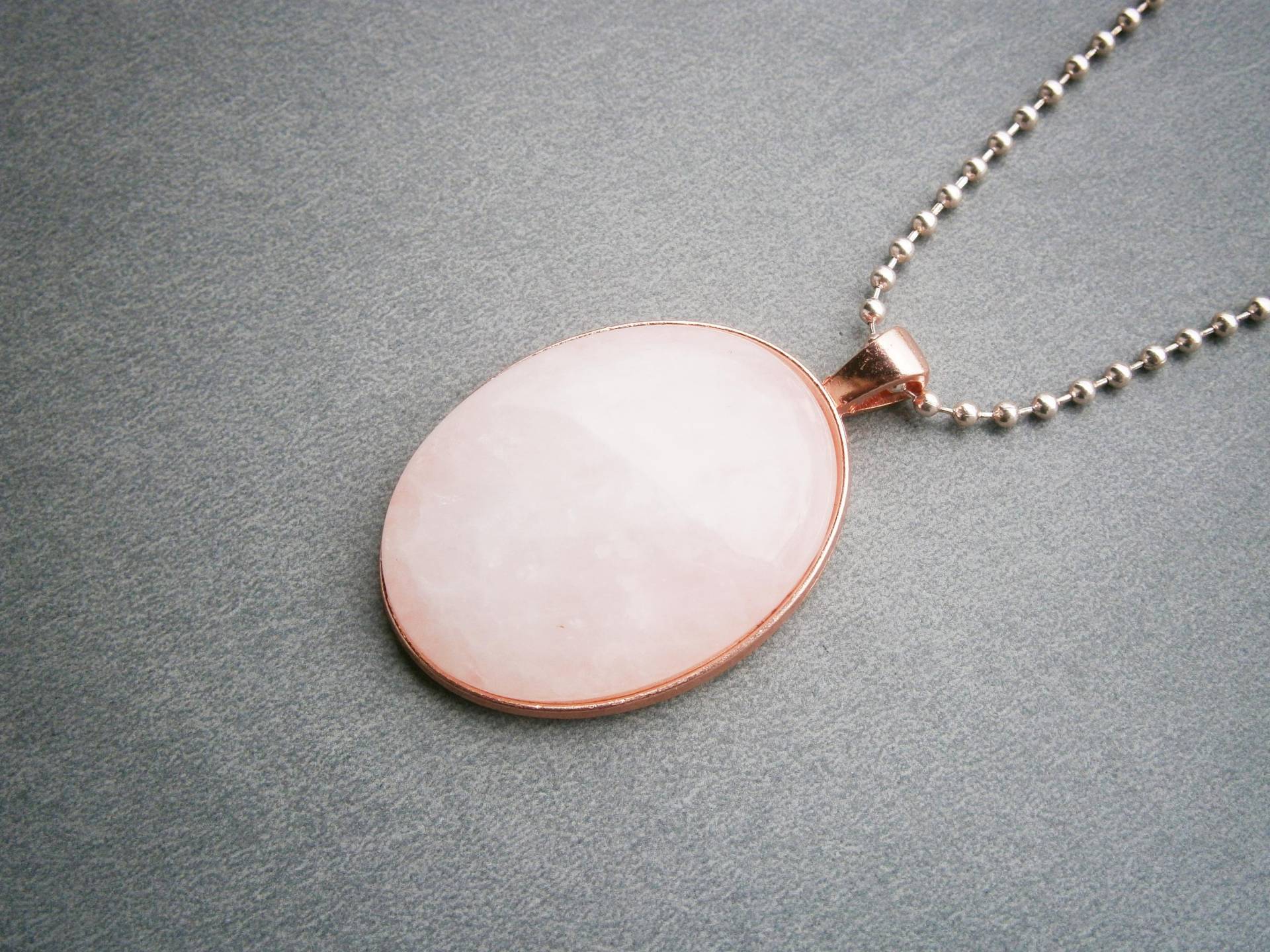 Halskette Mit Großem Rosenquarz Anhänger Roségold Vergoldete Kette Ovalem Edelstein in Hellem Rosa, Kugelkette 70 cm Halskette Mit Großem Rosenquarz Anhänger Roségold Vergoldete Kette Ovalem Edelstein in Hellem Rosa, Kugelkette 70 cm von DeineSchmuckFreundin