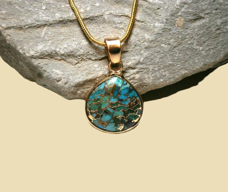 Halskette Mit Hellblauem Jaspis Tropfen Anhänger Vergoldete Kette Türkis Blauem Meeressediment-Jaspis Im Kintsugi Stil Halskette Mit Hellblauem Jaspis Tropfen Anhänger Vergoldete Kette Türkis Blauem Meeressediment-Jaspis Im Kintsugi Stil von DeineSchmuckFreundin