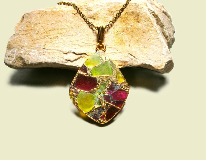 Halskette Mit Kintsugi Edelstein Anhänger Vergoldete Kette Rubin Und Peridot Splittern Halskette Mit Kintsugi Edelstein Anhänger Vergoldete Kette Rubin Und Peridot Splittern von DeineSchmuckFreundin