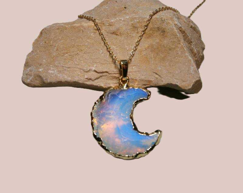 Halskette Mit Regenbogen Mondstein Halbmond Vergoldete Kette Opalith Mond Anhänger Halskette Mit Regenbogen Mondstein Halbmond Vergoldete Kette Opalith Mond Anhänger von DeineSchmuckFreundin