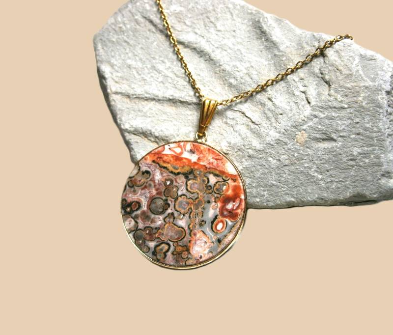 Halskette Mit Rotbraunem Jaspis Anhänger Vergoldete Kette Rundem Meeressediment-Jaspis Halskette Mit Rotbraunem Jaspis Anhänger Vergoldete Kette Rundem Meeressediment-Jaspis von DeineSchmuckFreundin