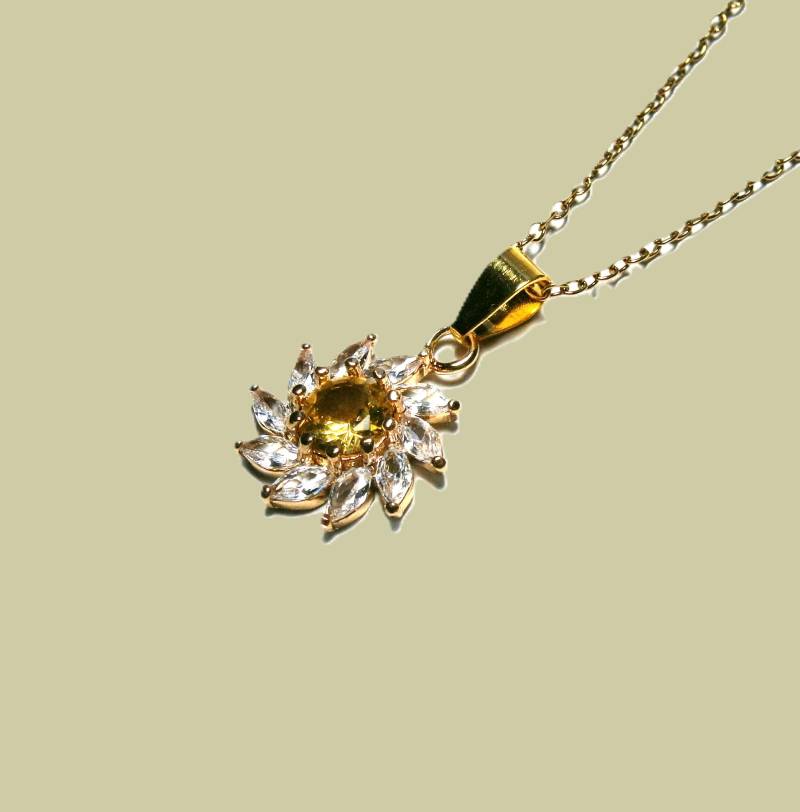 Halskette Mit Sonnenblume Anhänger Vergoldete Edelstahl Kette Blume Aus Funkelnden Zirkonia, Gelb Oder Blau von DeineSchmuckFreundin