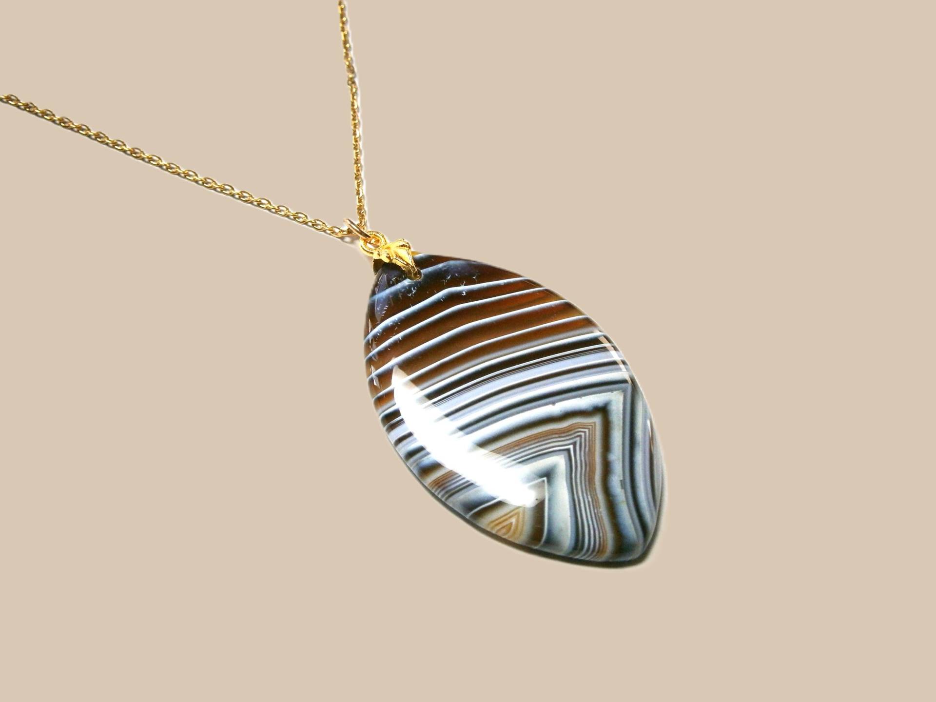 Halskette Gold Mit Streifenachat Vergoldete Edelstahl Kette Beige Braunem Achat Anhänger, Großer Edelsteinanhänger Navette Form Halskette Gold Mit Streifenachat Vergoldete Edelstahl Kette Beige Braunem Achat Anhänger, Großer Edelsteinanhänger Navette Form von DeineSchmuckFreundin