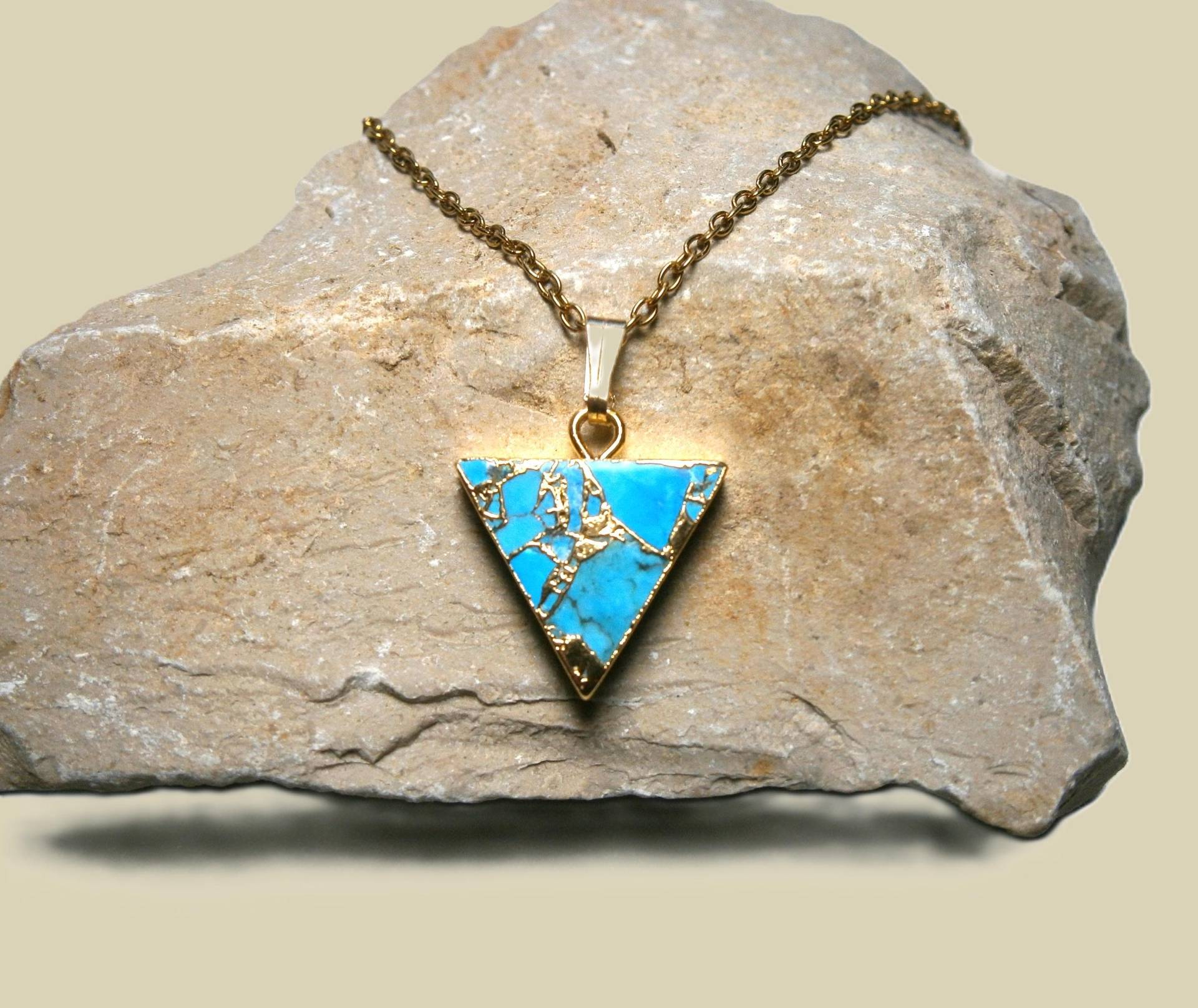 Halskette Mit Türkis Dreieck Anhänger Vergoldete Kette Kintsugi Insprierten Edelsteinanhänger Halskette Mit Türkis Dreieck Anhänger Vergoldete Kette Kintsugi Insprierten Edelsteinanhänger von DeineSchmuckFreundin