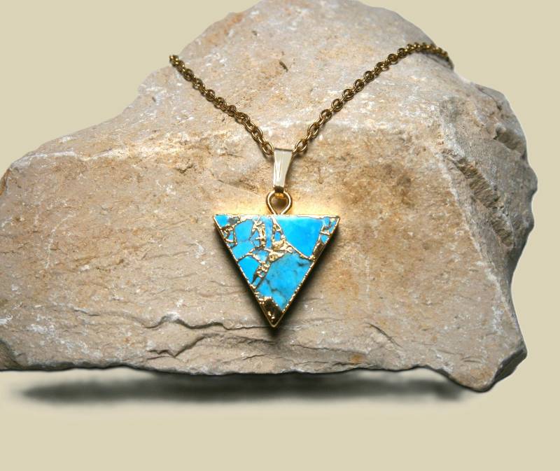 Halskette Mit Türkis Dreieck Anhänger Vergoldete Kette Kintsugi Insprierten Edelsteinanhänger von DeineSchmuckFreundin