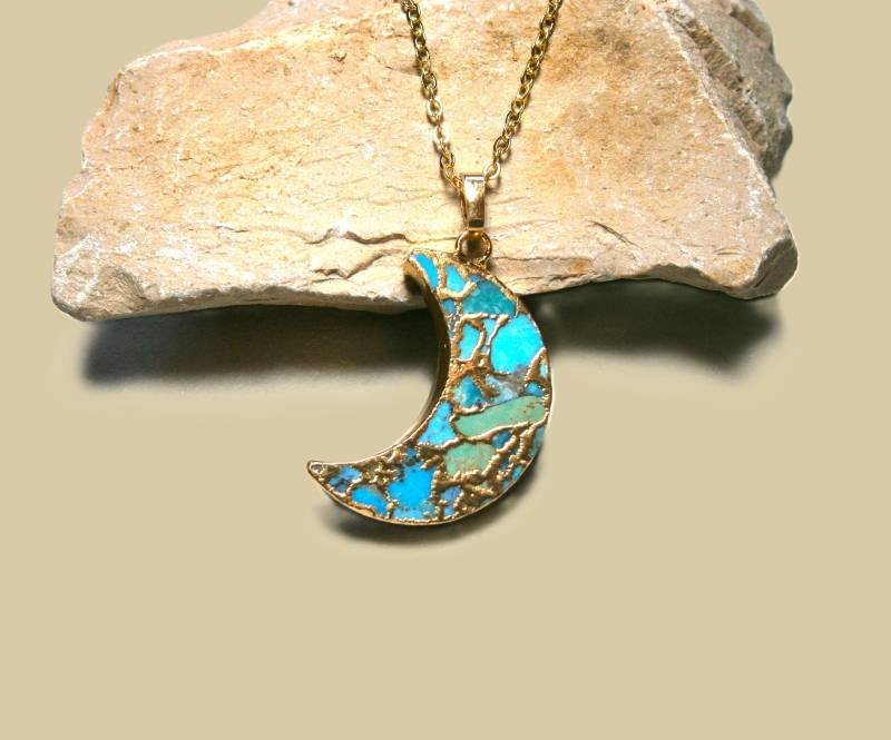 Halskette Mit Türkis Halbmond Anhänger Vergoldete Kette Kintsugi Insprierten Edelsteinanhänger von DeineSchmuckFreundin