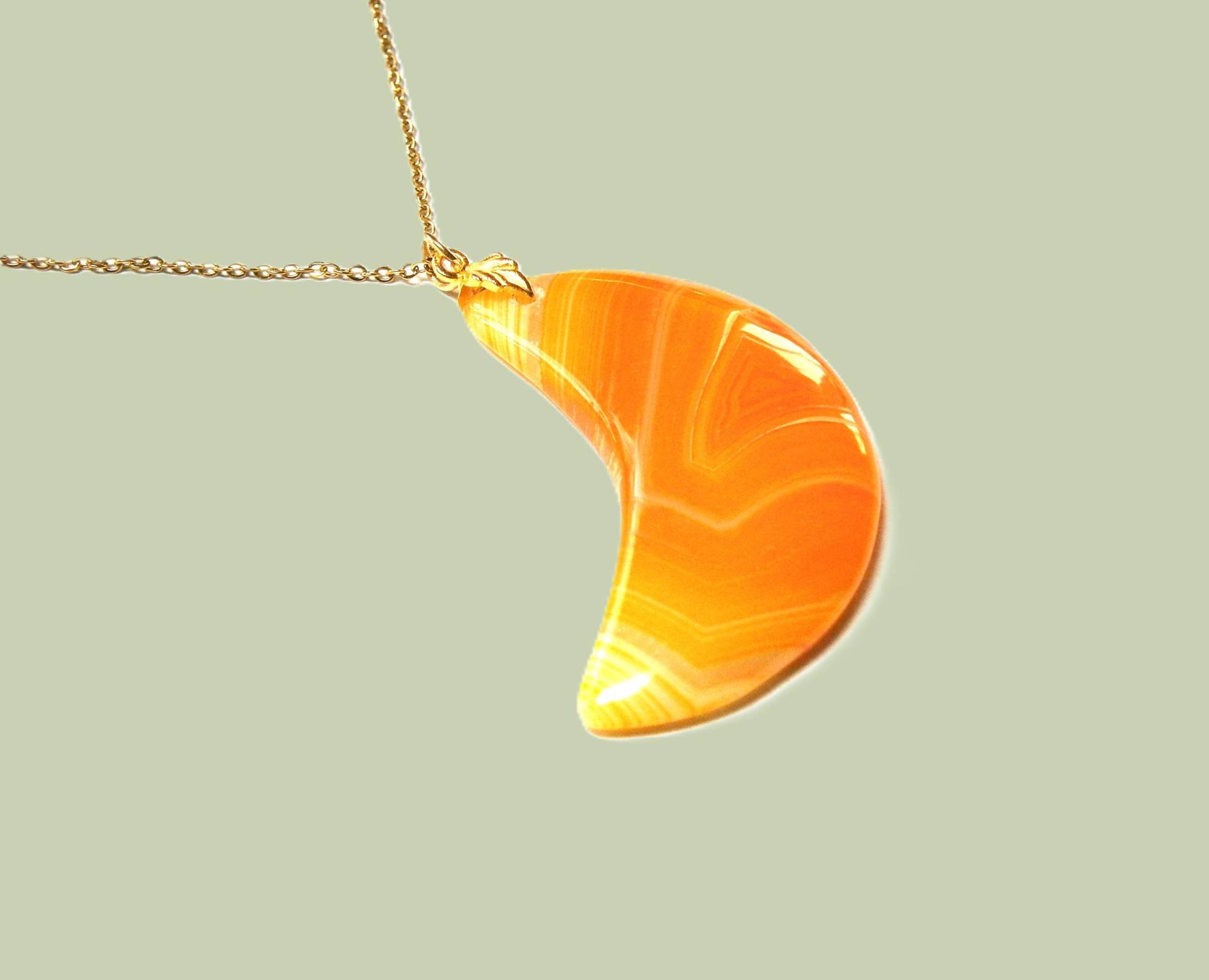 Halskette Mit Feuerachat Mond Anhänger Achat Halbmond Kette, Vergoldet, Orange Edelstein Mondsichel Halskette Mit Feuerachat Mond Anhänger Achat Halbmond Kette, Vergoldet, Orange Edelstein Mondsichel von DeineSchmuckFreundin