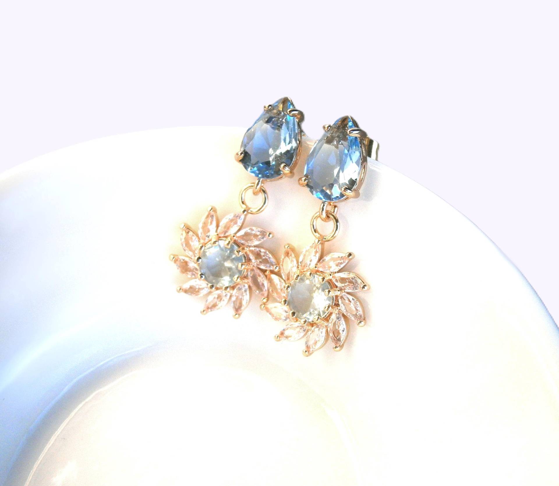 Ohrringe Aquamarin Kristall Mit Blumen Anhänger Aus Zirkonia, Hängende Sonnenblumen-Ohrringe, Gänseblümchen von DeineSchmuckFreundin