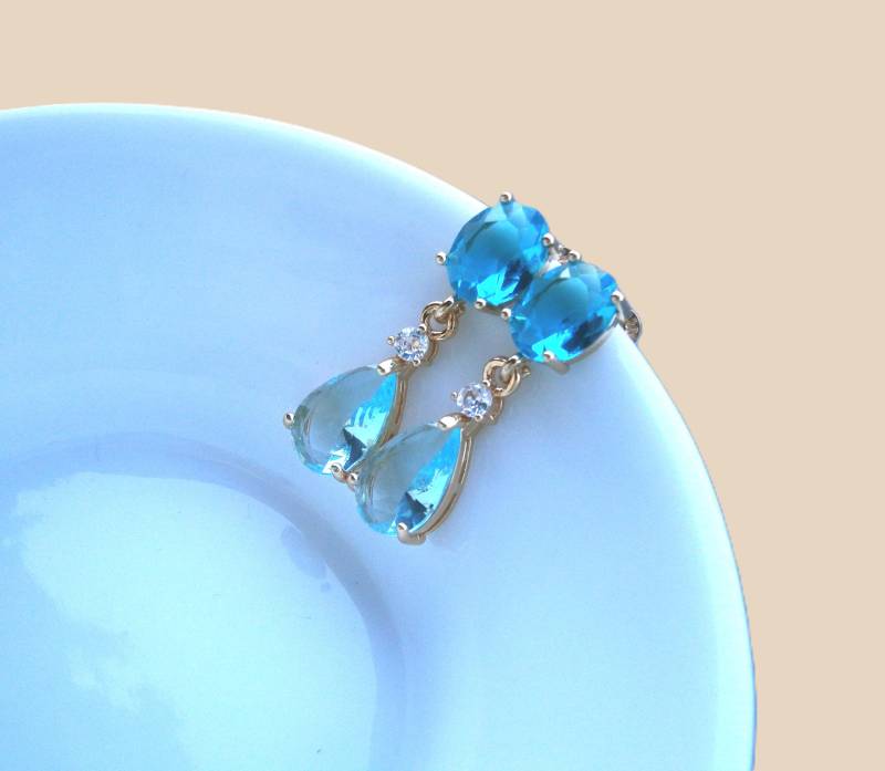 Ohrringe Kristallglas Hellblau Vergoldete Glastropfen Ohrhänger von DeineSchmuckFreundin