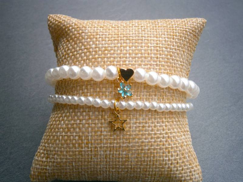 Perlenarmbänder Set, Zwei Armbänder Mit Weißen Perlen Und Anhängern, Geschenk Für Freundinnen, Freundschafts-Armbänder, Dehnbar, Stretch von DeineSchmuckFreundin