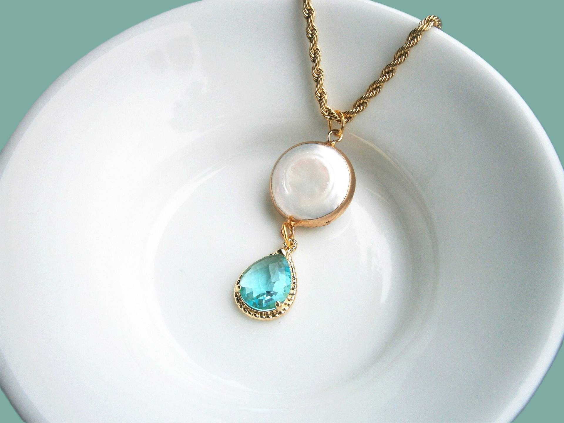 Perlmutt Halskette, Vergoldete Kette Mit Weißem Perlmuttanhänger Und Aquamarin-Blauem Kristall Oder Grünem Jade Anhänger Perlmutt Halskette, Vergoldete Kette Mit Weißem Perlmuttanhänger Und Aquamarin-Blauem Kristall Oder Grünem Jade Anhänger von DeineSchmuckFreundin