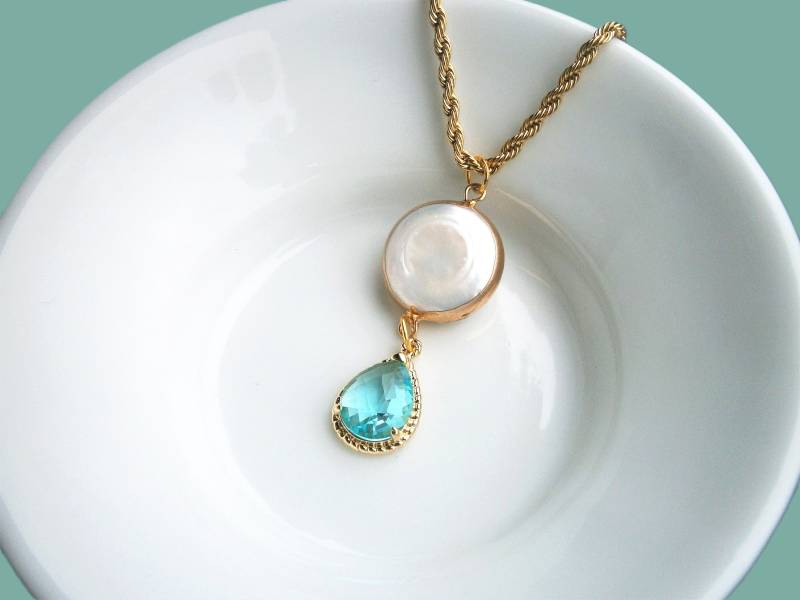 Perlmutt Halskette, Vergoldete Kette Mit Weißem Perlmuttanhänger Und Aquamarin-Blauem Kristall Oder Grünem Jade Anhänger von DeineSchmuckFreundin