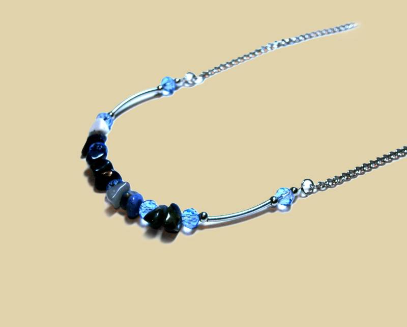 Silberne Halskette Mit Blauen Sodalith Splittern Und Hellblauen Glasperlen Collier Aus Natursteinen Edelstahl Kette von DeineSchmuckFreundin