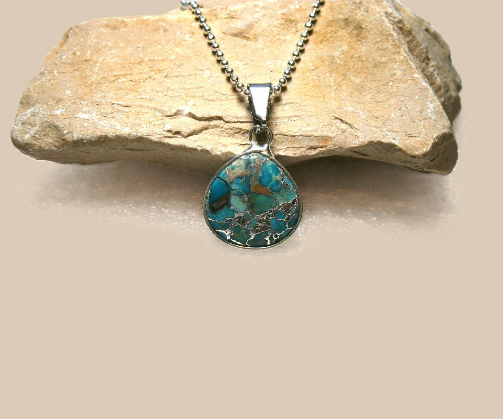 Silberne Halskette Mit Türkis Jaspis Anhänger Versilberte Kette Meeressediment-Jaspis, Edelstein Tropfen, Kintsugi Stil von DeineSchmuckFreundin