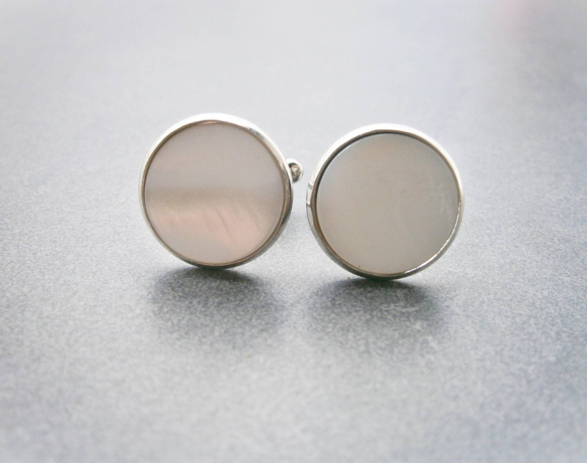 Silberne Manschettenknöpfe Mit Weißem Perlmutt, Runde Edelstahl-Manschettenknöpfe, Echte Perlmutt-Cabochons in Zwei Größen Silberne Manschettenknöpfe Mit Weißem Perlmutt, Runde Edelstahl-Manschettenknöpfe, Echte Perlmutt-Cabochons in Zwei Größen von DeineSchmuckFreundin
