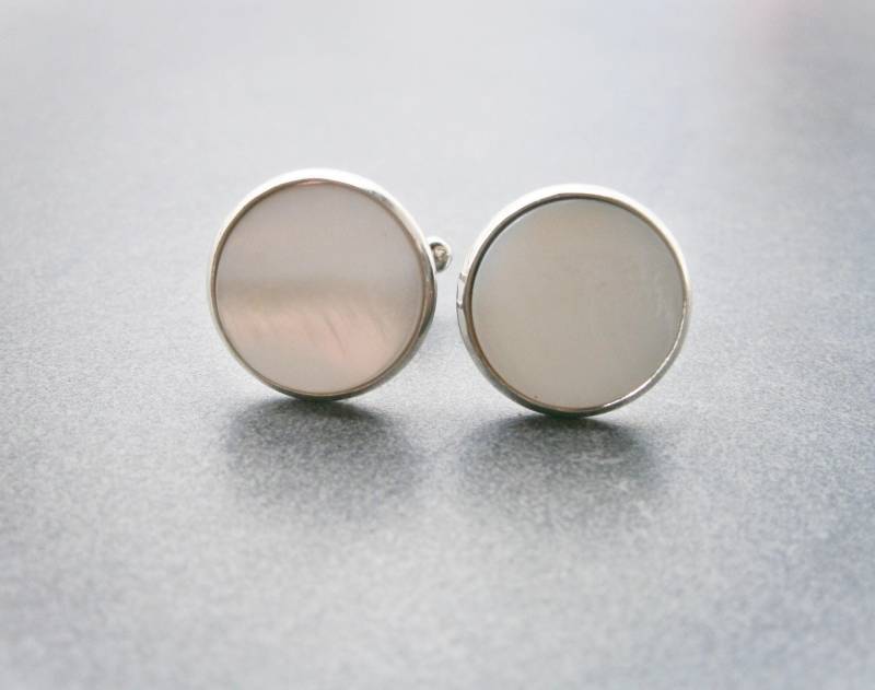 Silberne Manschettenknöpfe Mit Weißem Perlmutt, Runde Edelstahl-Manschettenknöpfe, Echte Perlmutt-Cabochons in Zwei Größen von DeineSchmuckFreundin