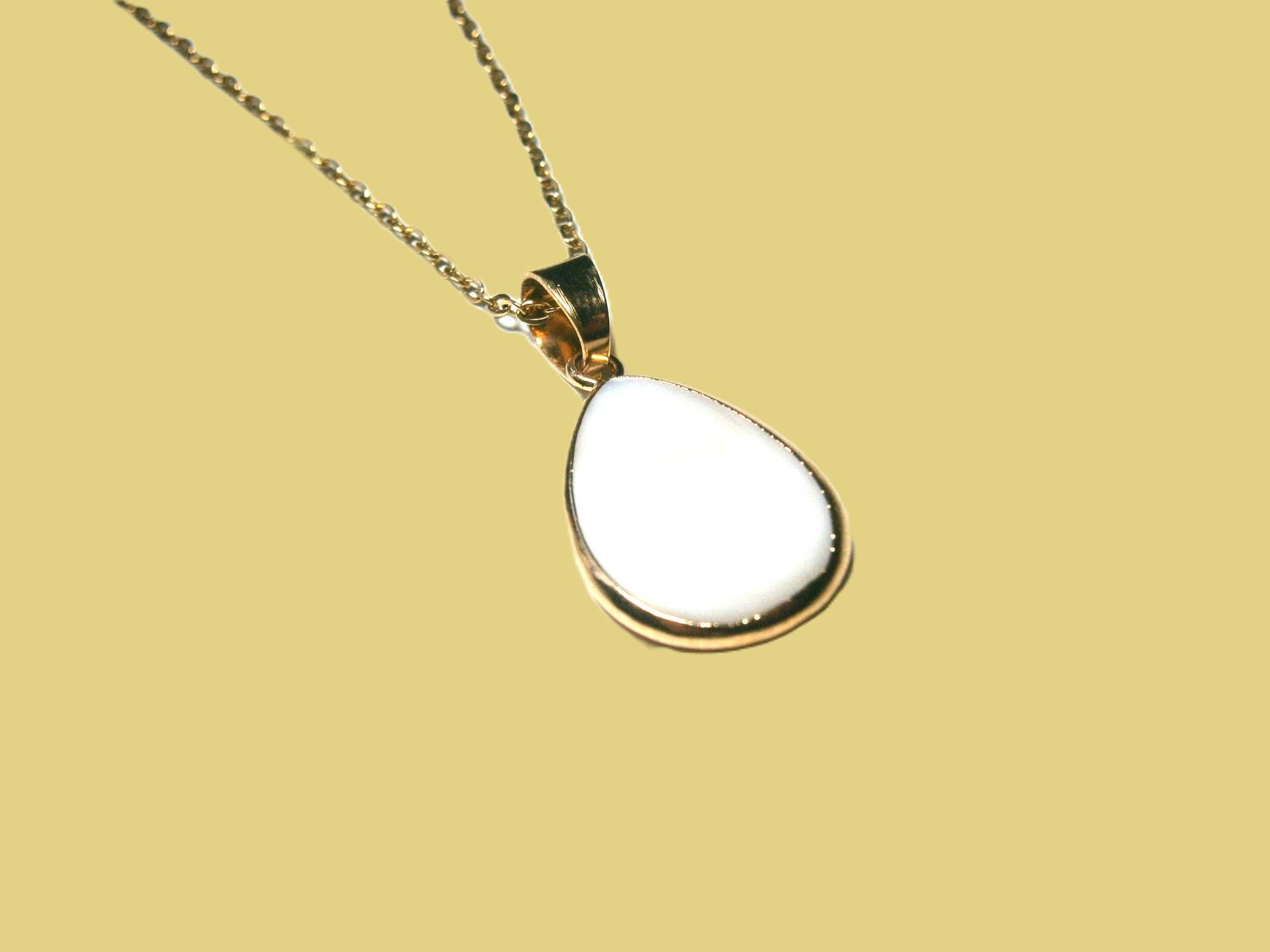 Weiße Perlmutt Halskette, Vergoldete Kette Mit Tropfenförmigem Perlmutt-Anhänger, Perlmuttkette Für Damen Weiße Perlmutt Halskette, Vergoldete Kette Mit Tropfenförmigem Perlmutt-Anhänger, Perlmuttkette Für Damen von DeineSchmuckFreundin