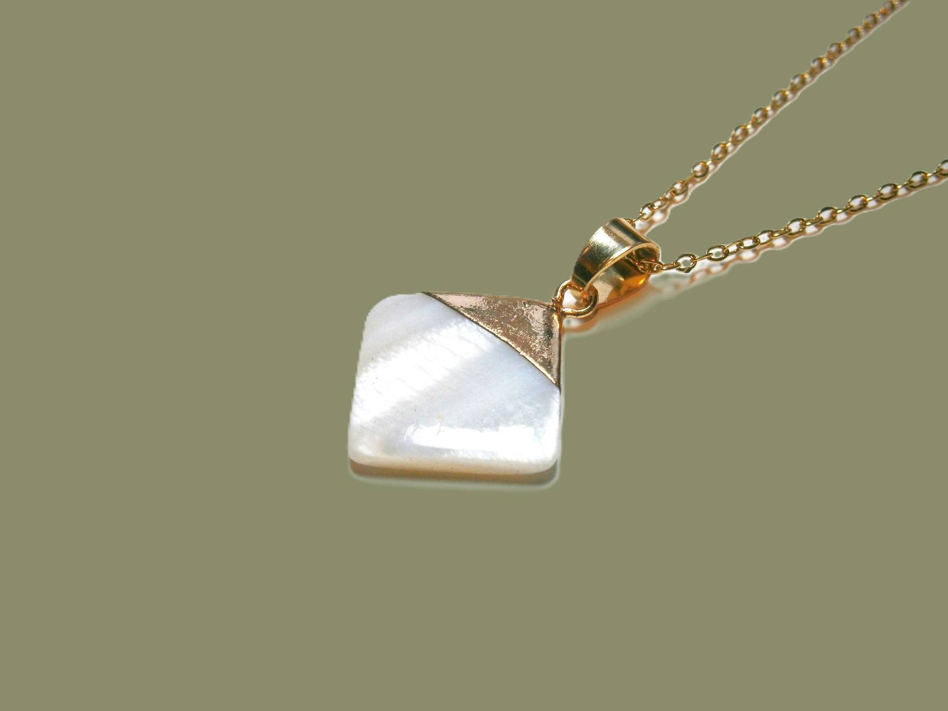 Weiße Perlmutt Halskette Vergoldet, Kette Mit Perlmuttanhänger Raute Oder Rechteck, Echte Perlmuttkette Für Damen Weiße Perlmutt Halskette Vergoldet, Kette Mit Perlmuttanhänger Raute Oder Rechteck, Echte Perlmuttkette Für Damen von DeineSchmuckFreundin