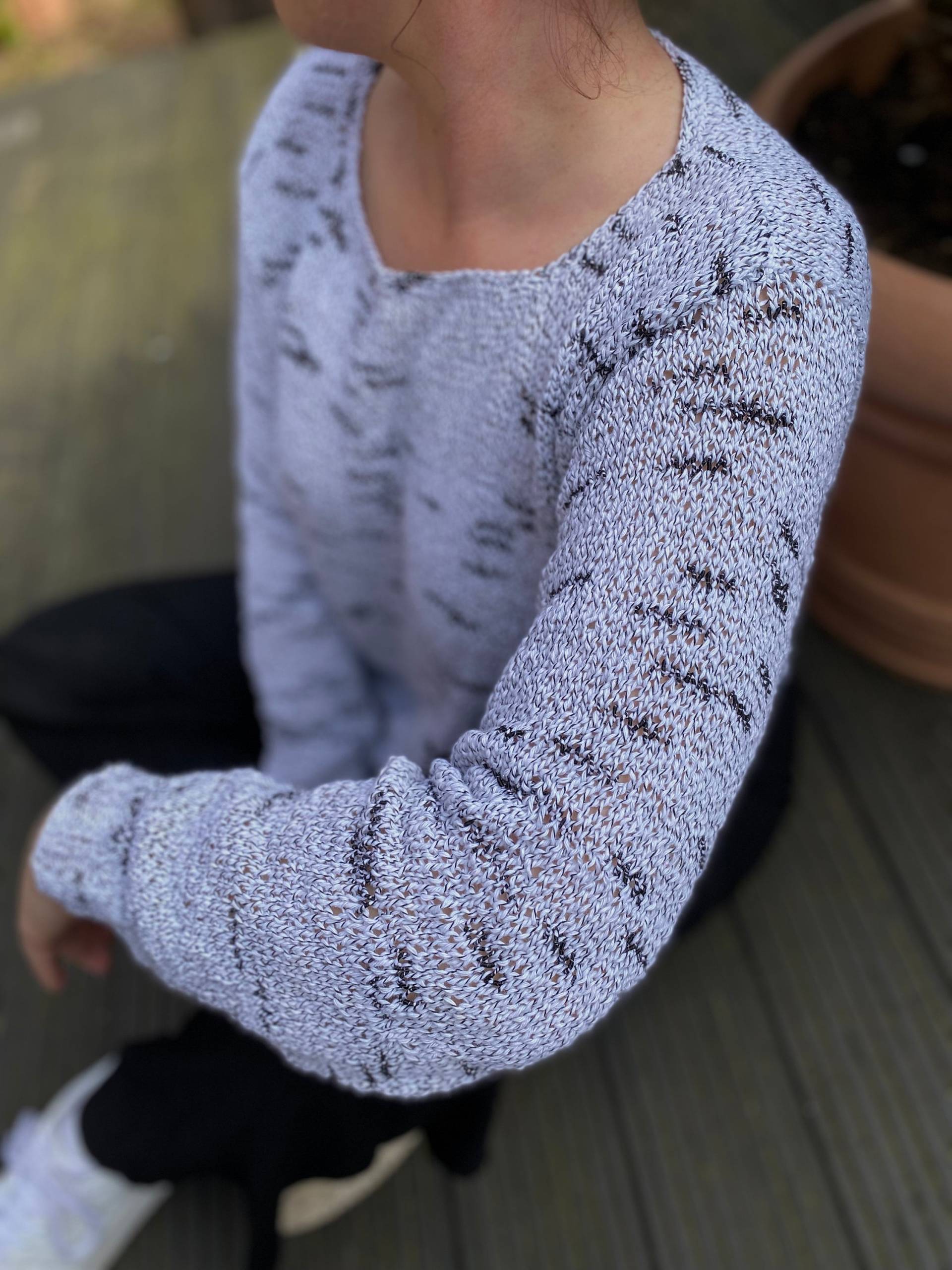 Handgestrickter Pullover, Langer Arm, Baumwolle, Viskose, Schwarz-Weiß Meliert Handgestrickter Pullover, Langer Arm, Baumwolle, Viskose, Schwarz-Weiß Meliert von DeineWunschstuecke