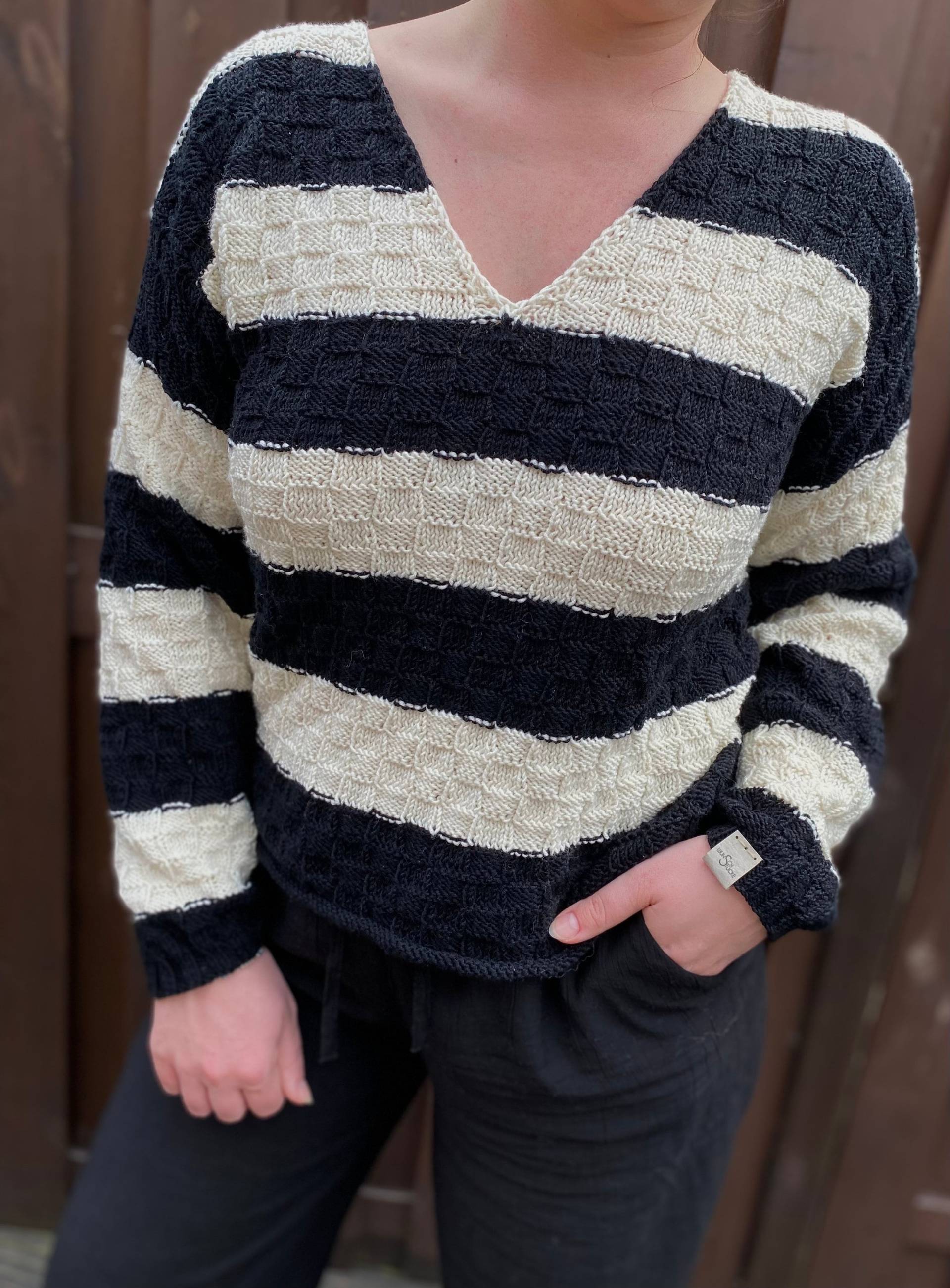 Handgestrickter Pullover in Schwarz-Weiss, Langem Arm Handgestrickter Pullover in Schwarz-Weiss, Langem Arm von DeineWunschstuecke