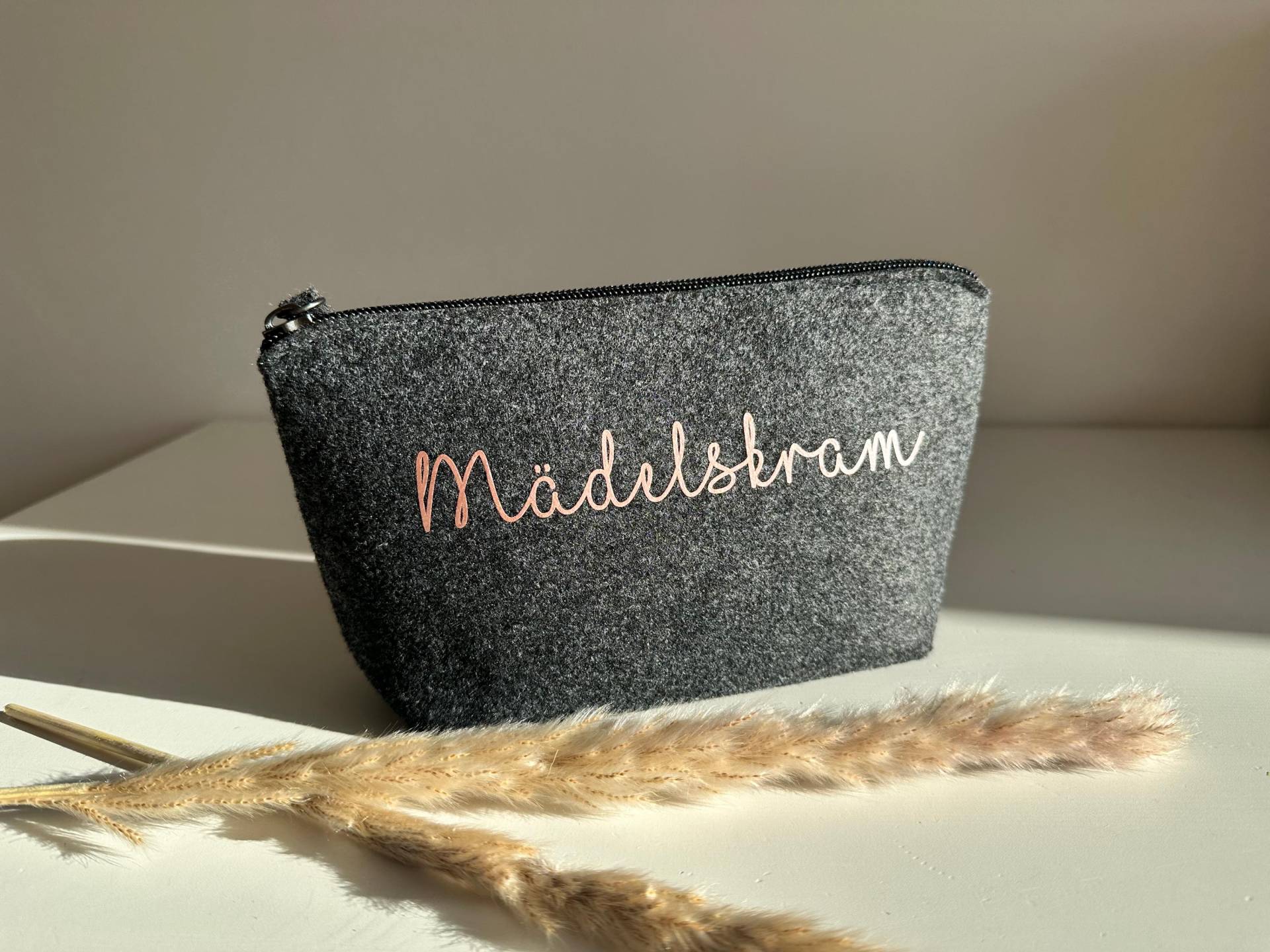 Kosmetiktasche Aus Filz, Personalisiert Mit Namen, Kulturtasche, Schminktäschchen, Makeup Aufbewahrung von DeinsMeinsManufaktur