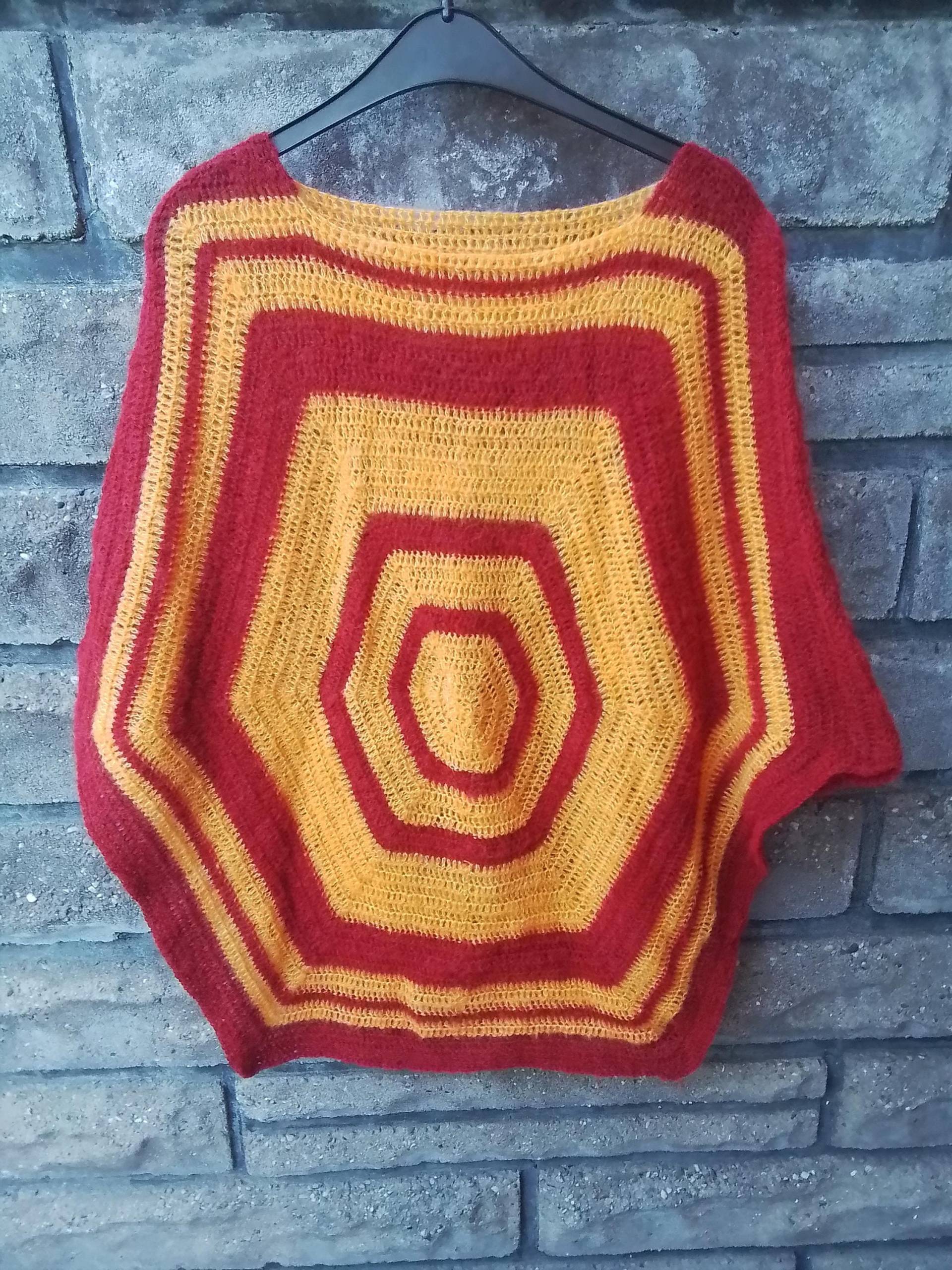 6-Eck-Poncho in Rot-Gold von DeinzigBaer
