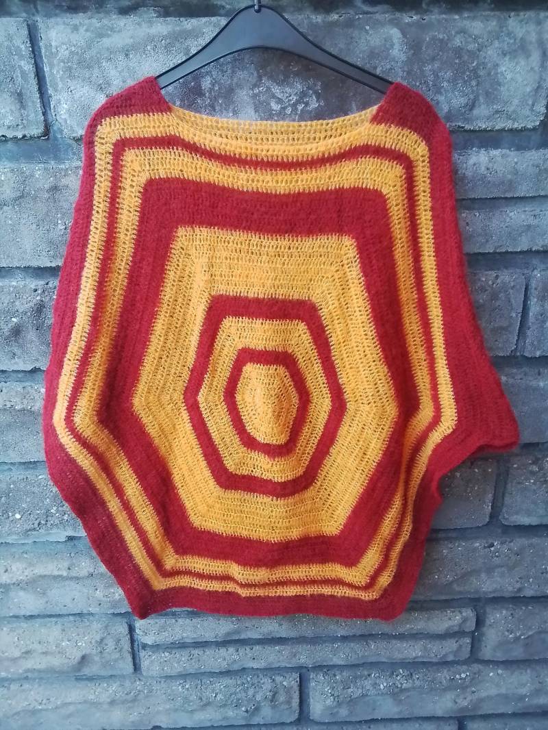 6-Eck-Poncho in Rot-Gold von DeinzigBaer