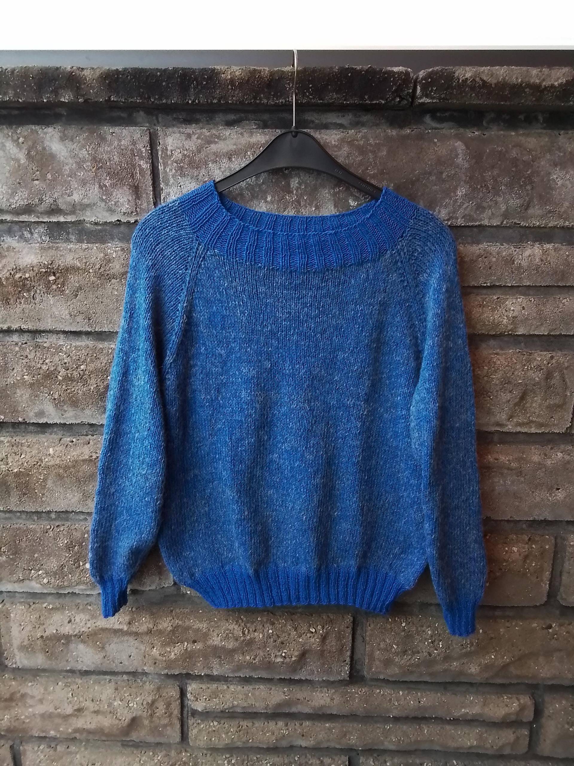 Blauer Pullover Mit Farblich Abgesetzten Bündchen von DeinzigBaer