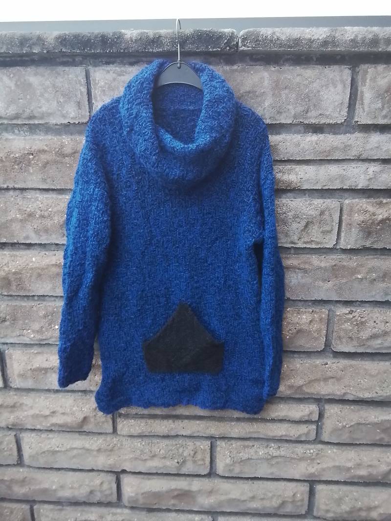 Blauschwarze Strick-Tunika Mit Bauchtasche Und Weitem Rollkragen von DeinzigBaer