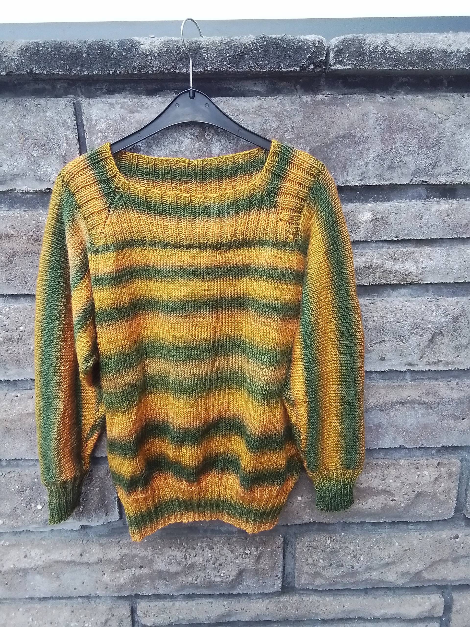 Grün-Goldener Pullover Mit Karreé-Ausschnitt Grün-Goldener Pullover Mit Karreé-Ausschnitt von DeinzigBaer